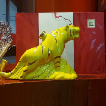 Hổ Doha màu vàng bình sứ linh vật rượu mơ truyền thống