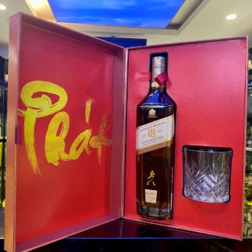 Johnnie Walker 18 Years Old Scotland hộp quà tết kèm ly uống