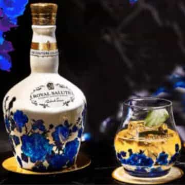 Royal Salute Richard Quinn 21 whisky bình sứ trắng hoa xanh