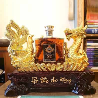 Kệ rượu long phụng vàng kèm chai Brandy XO Ambre Ame Pháp